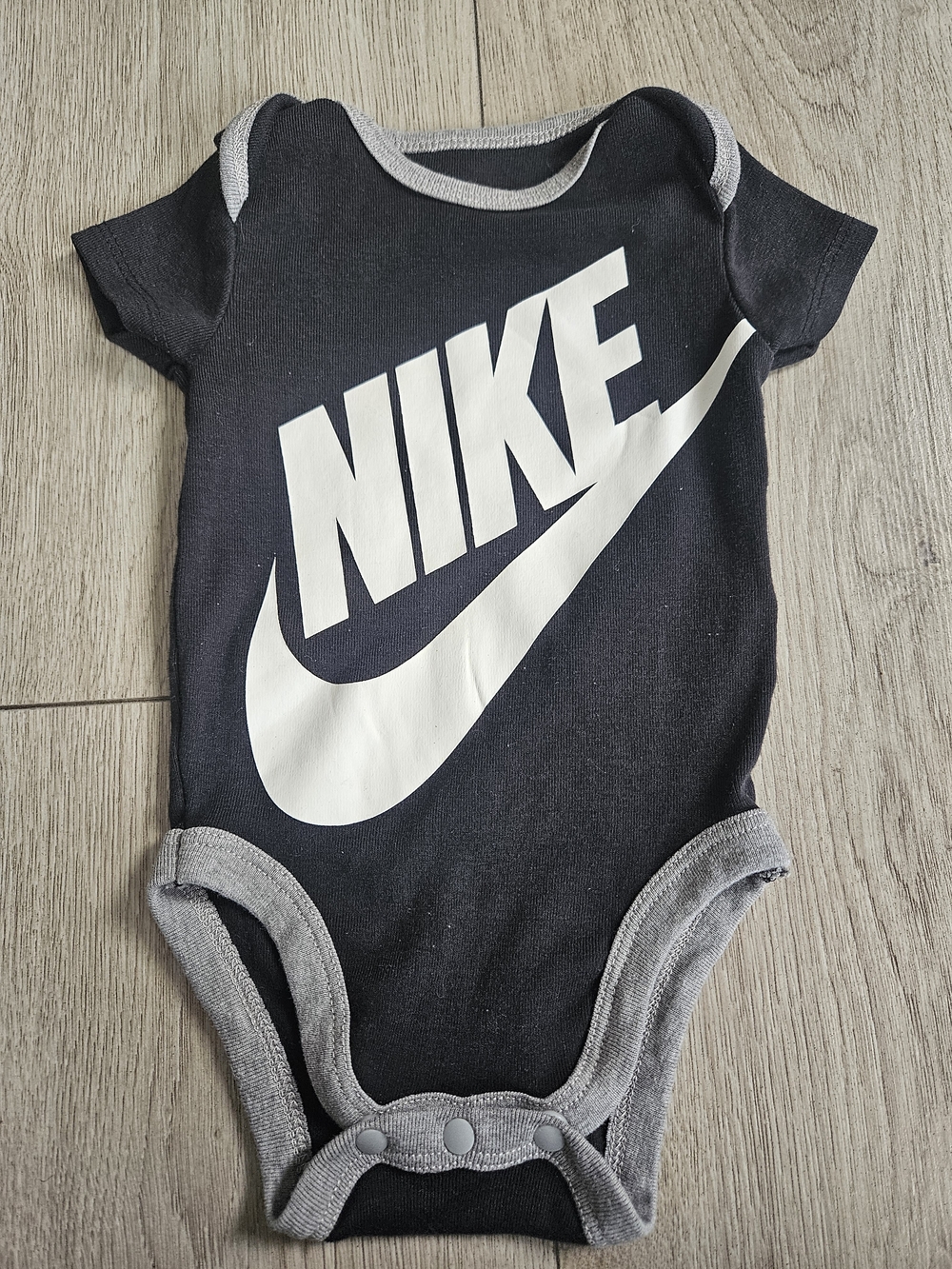 Nike Baby Onesie Bodysuit Black Grey Classic Swoosh Logo Short Sleeve 0-6M🩷